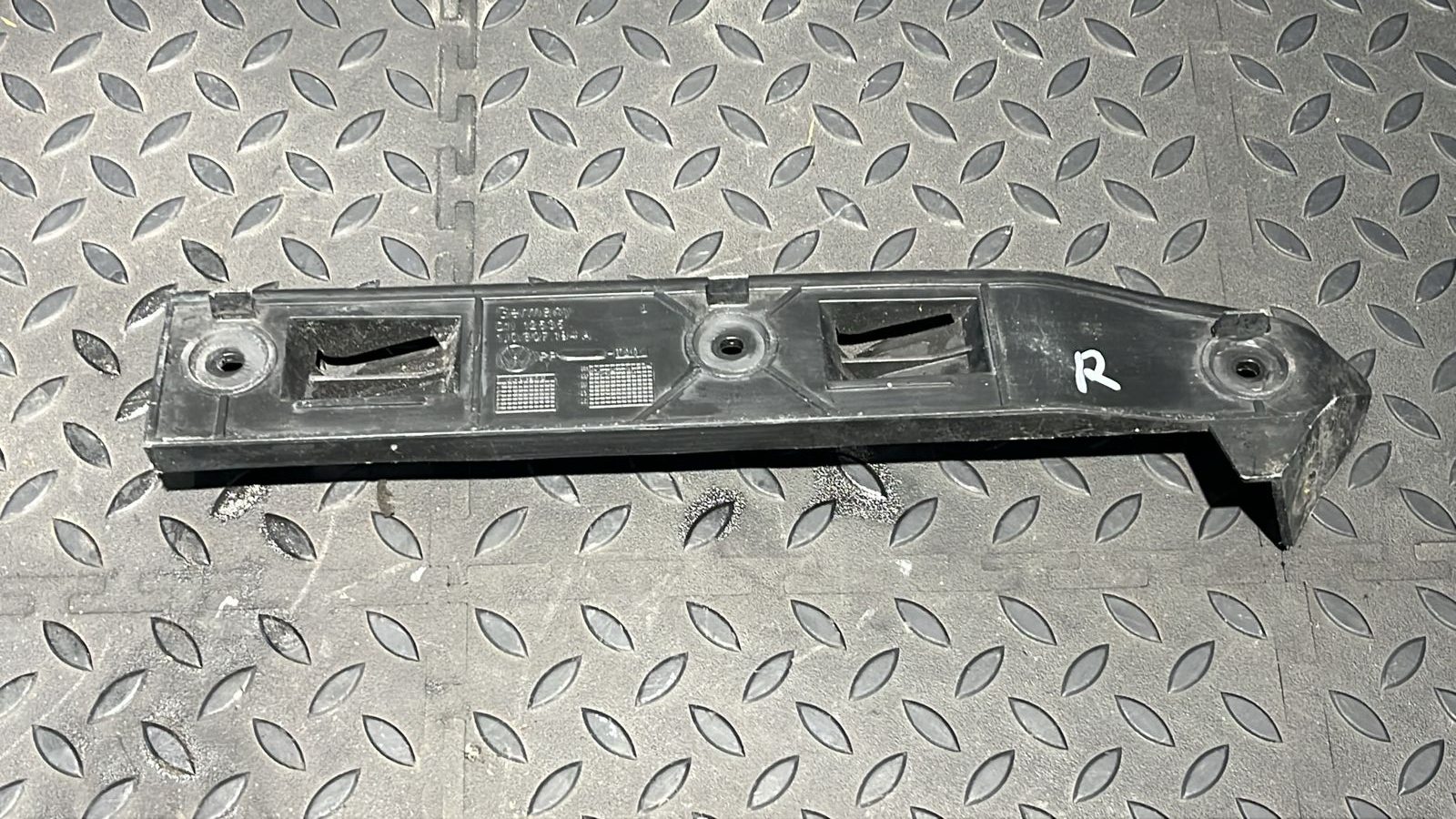 Кронштейн бампера передний правый Volkswagen Golf/4 1997-2006