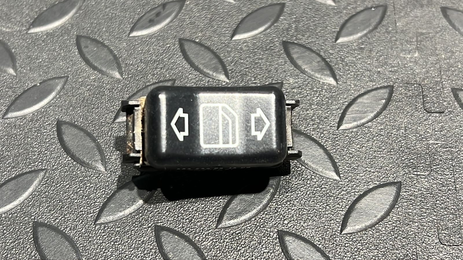 Кнопка стеклоподъемника Mercedes C/W202 1993-2001
