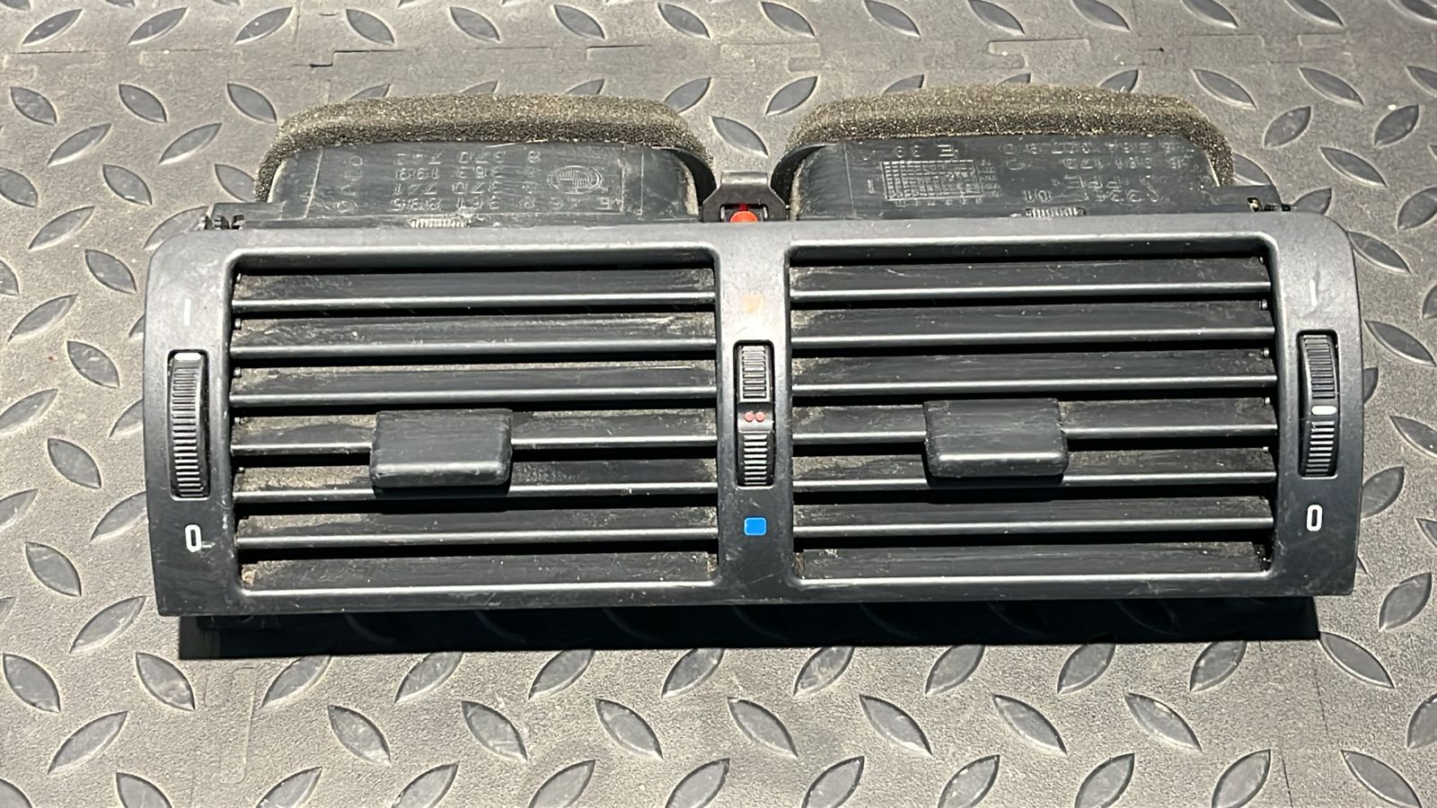 Дефлектор воздушный центральный BMW 3/E46 1998-2007