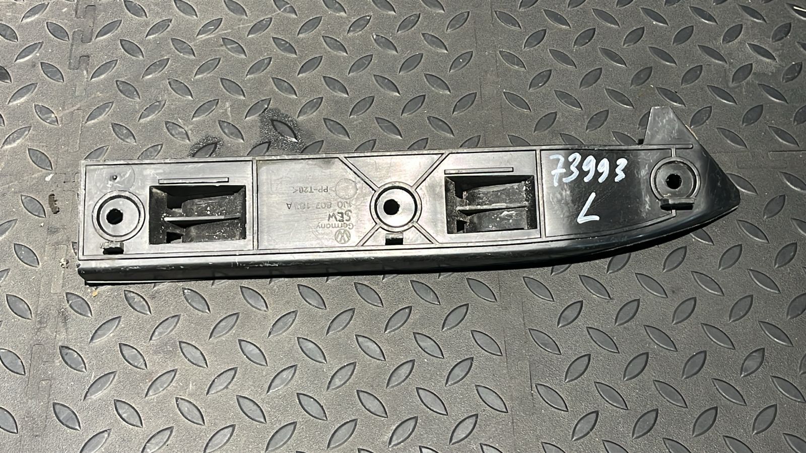 Кронштейн бампера передний левый Volkswagen Golf/4 1997-2006