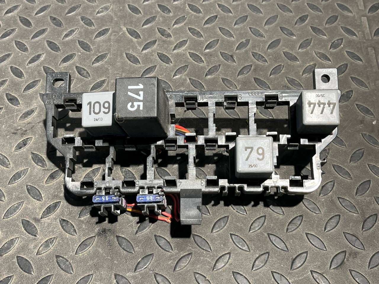 Блок реле Volkswagen Golf/4 1997-2006