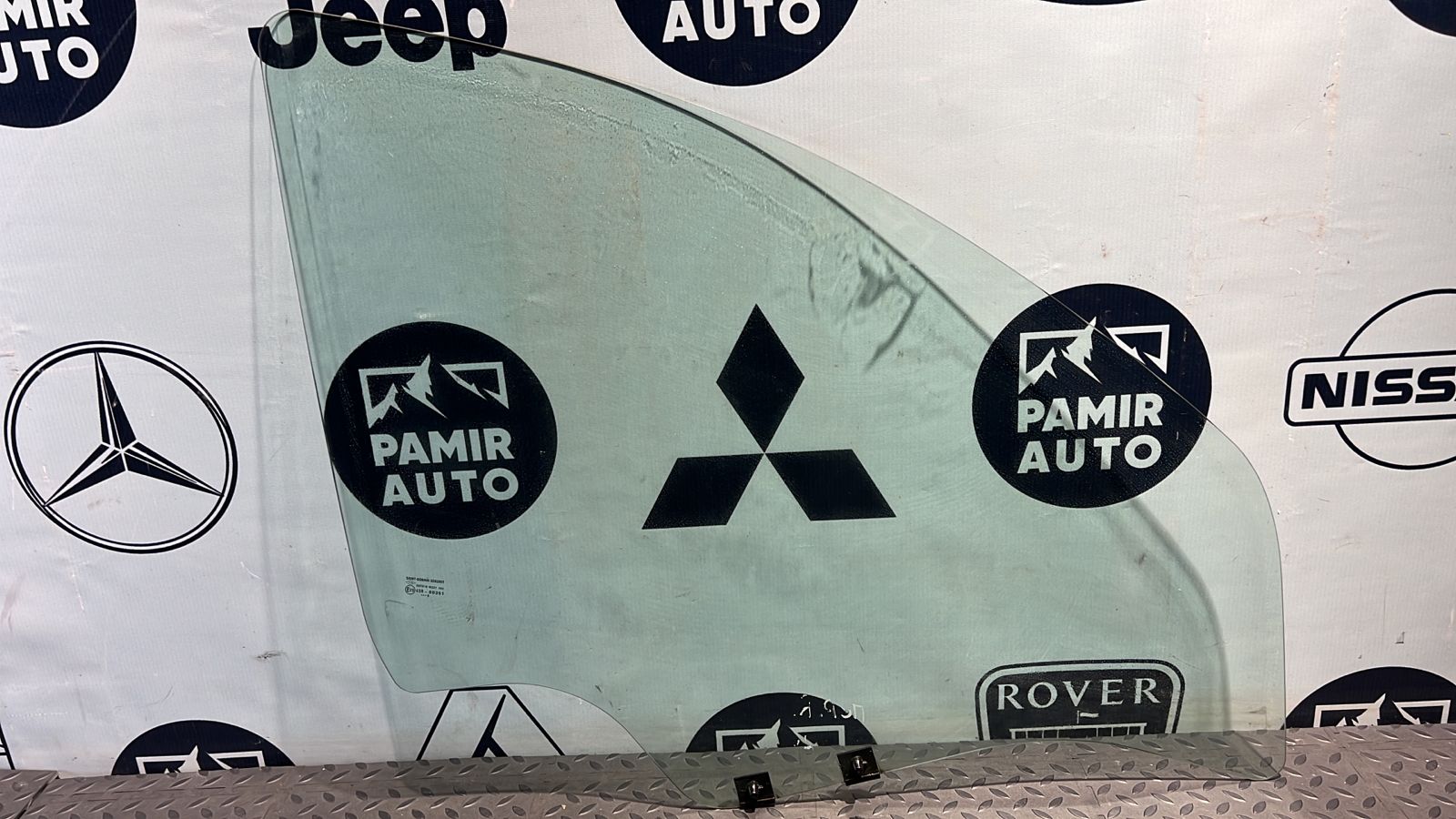 Стекло двери переднее правое Renault Sandero 2009-2014