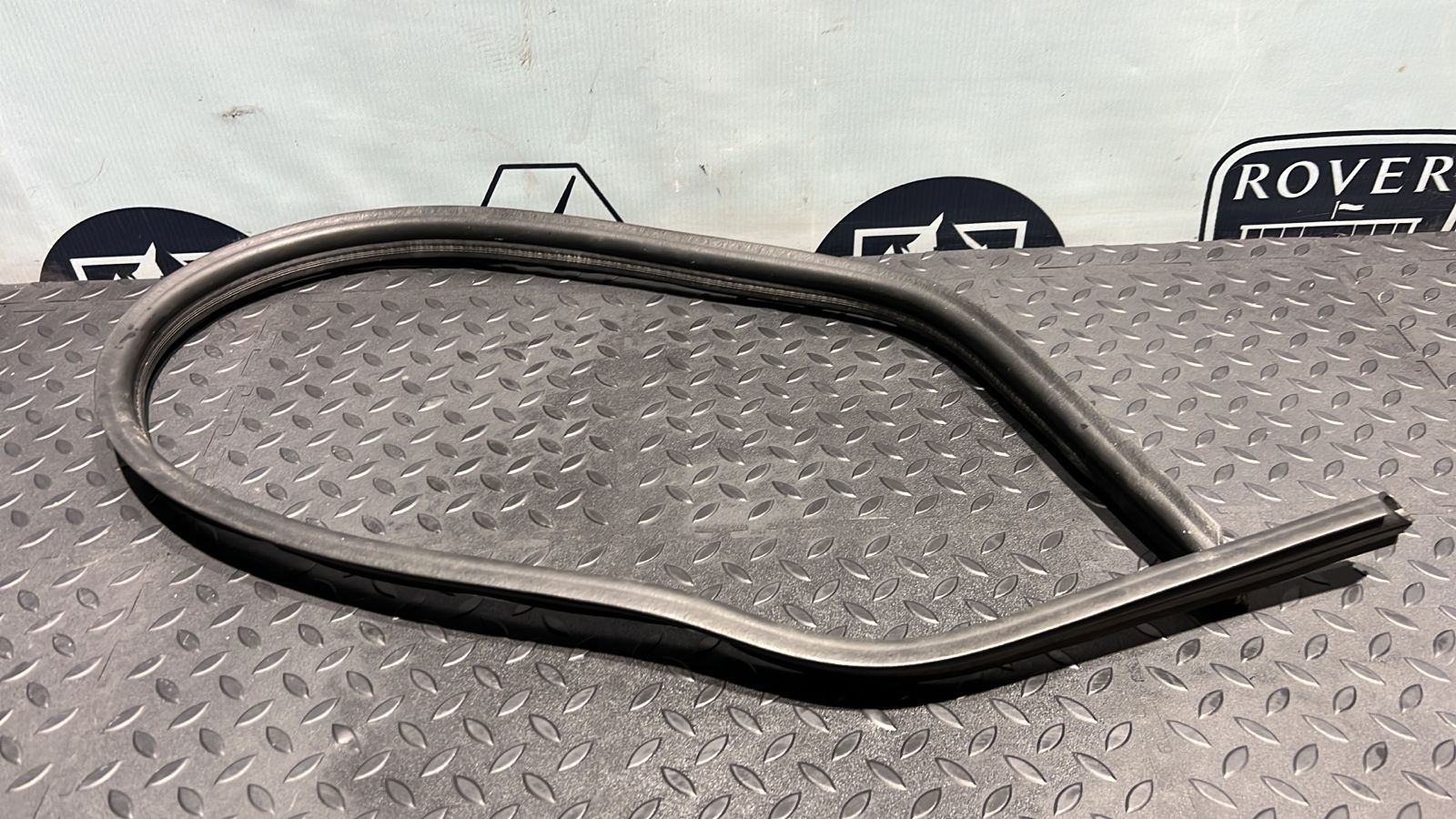 Уплотнитель капота Mercedes C/W202 1993-2001