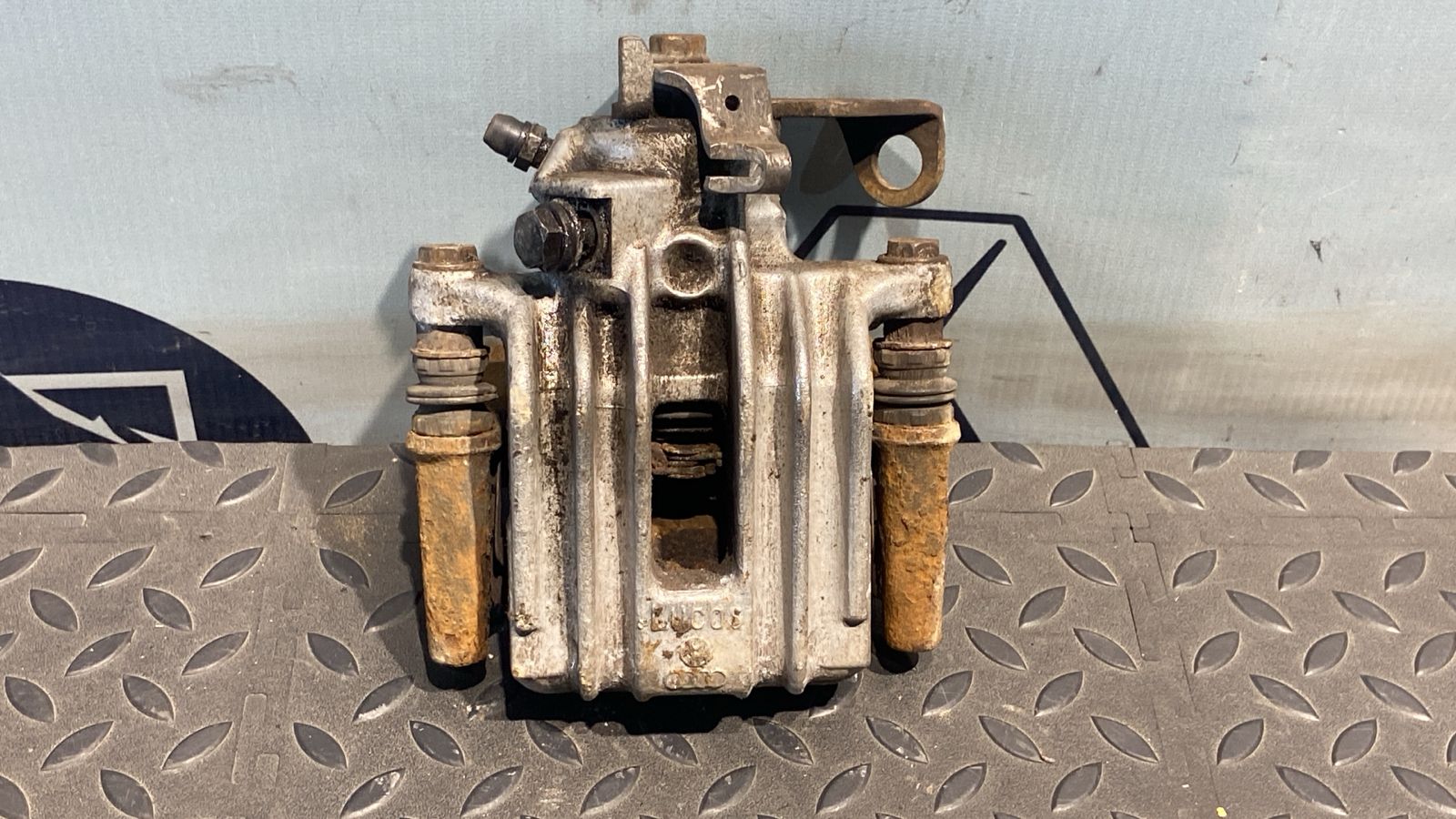 Суппорт задний левый Volkswagen Golf/4 1997-2006