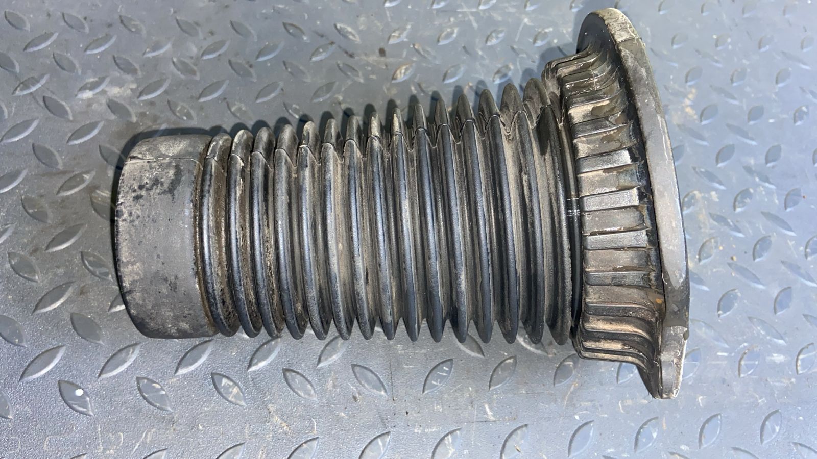 Пыльник амортизатора задний Land Rover Freelander 1998-2006