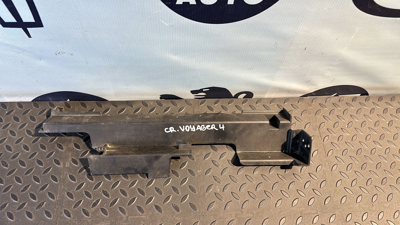 Кронштейн радиатора Chrysler Voyager 4 2000-2008