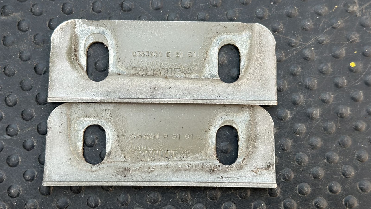 Проставка петли двери передняя Opel Movano/A 2003-2010