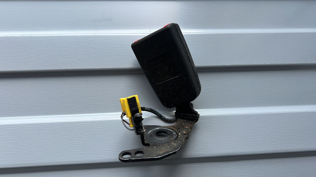 Ответная часть ремня безопасности задняя левая Mercedes C/W204 2006-2015