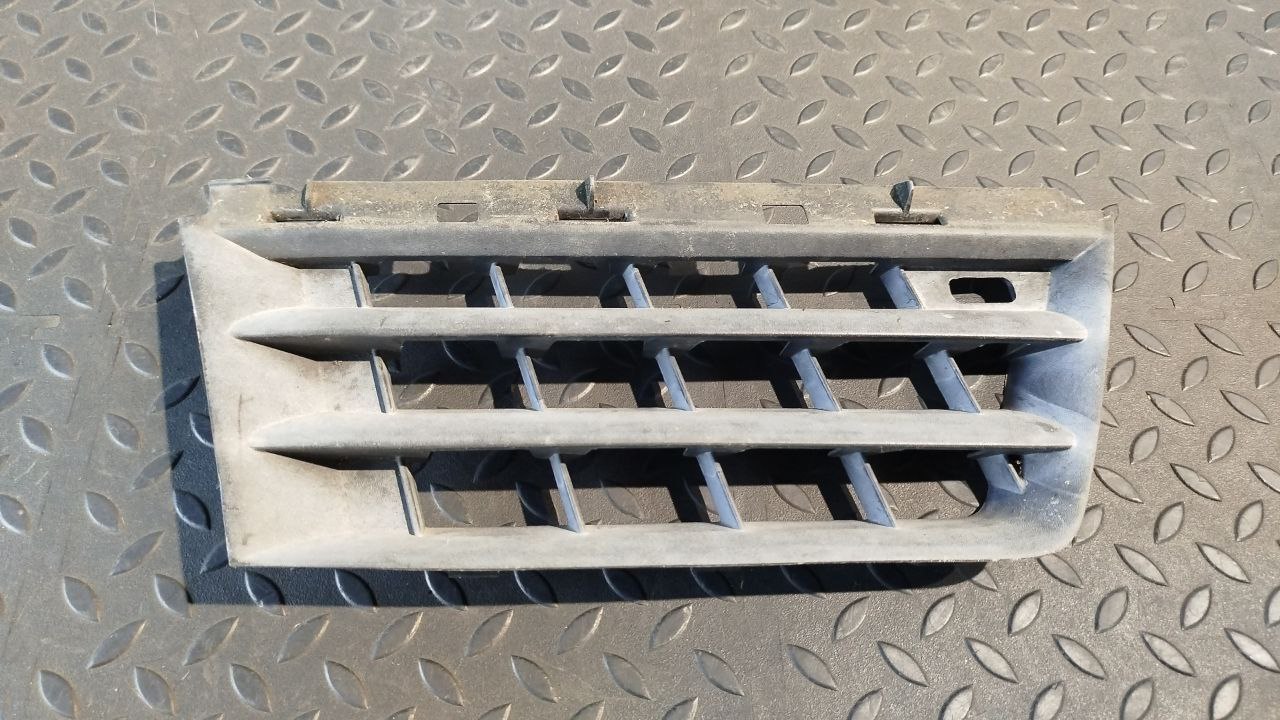 Решетка радиатора правая Renault Scenic/2 2003-2009