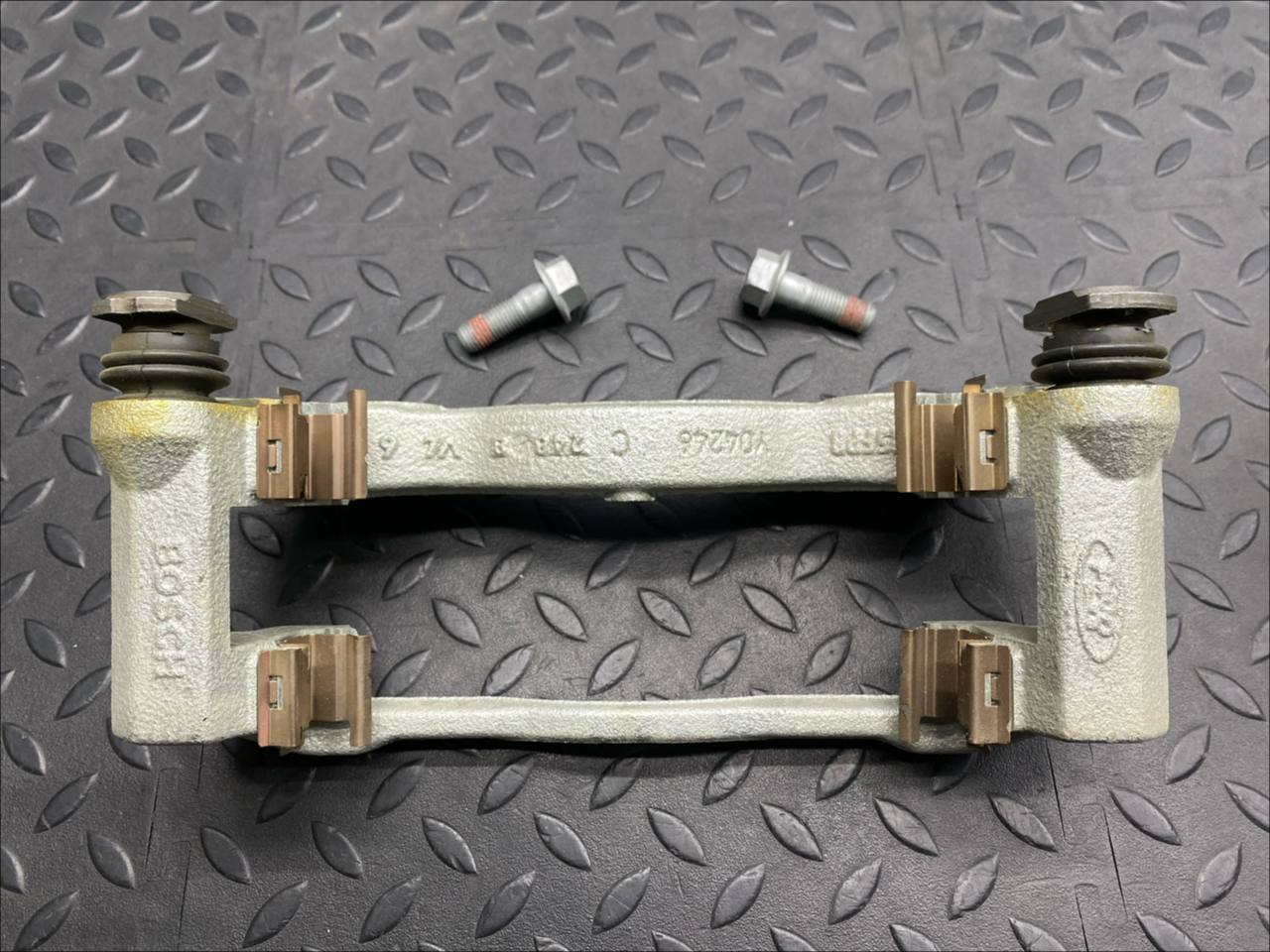 Скоба суппорта передняя правая Ford Transit 2006-2013