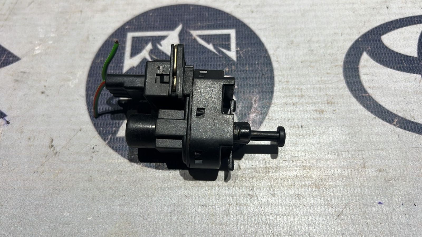 Датчик включения стопсигнала Ford Transit 2000-2006