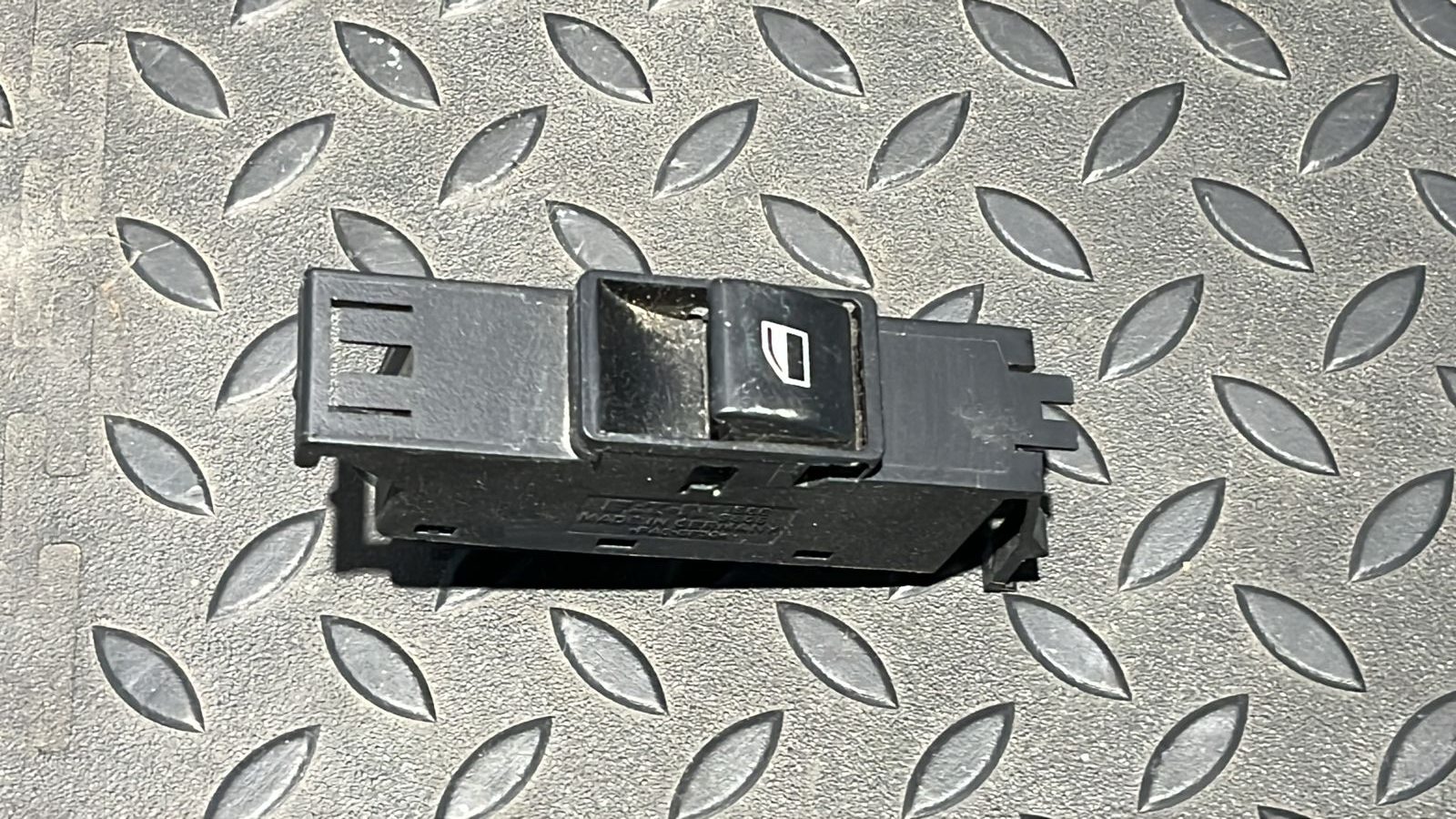 Кнопка стеклоподъемника передняя BMW 3/E46 1998-2007