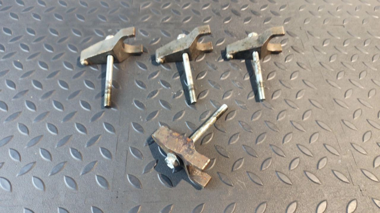 Кронштейн топливной форсунки Toyota Avensis/2 2003-2009