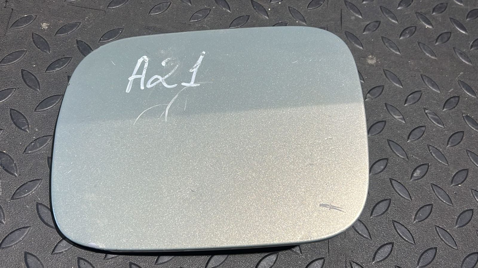 Лючок бензобака Toyota Avensis/2 2003-2009