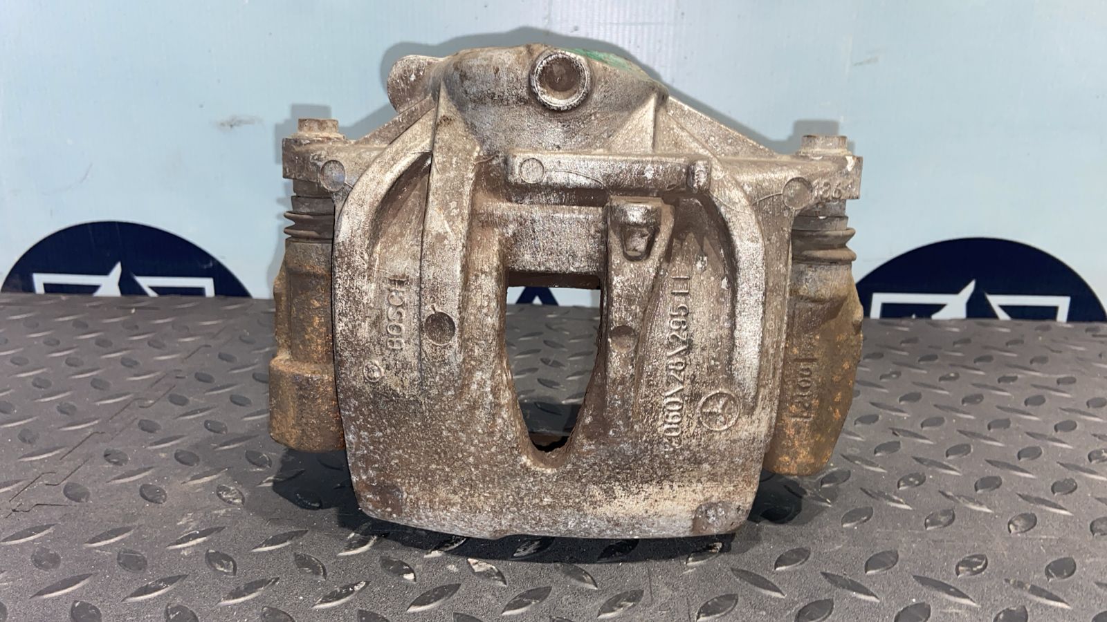 Суппорт передний левый Mercedes E/W211 2002-2009