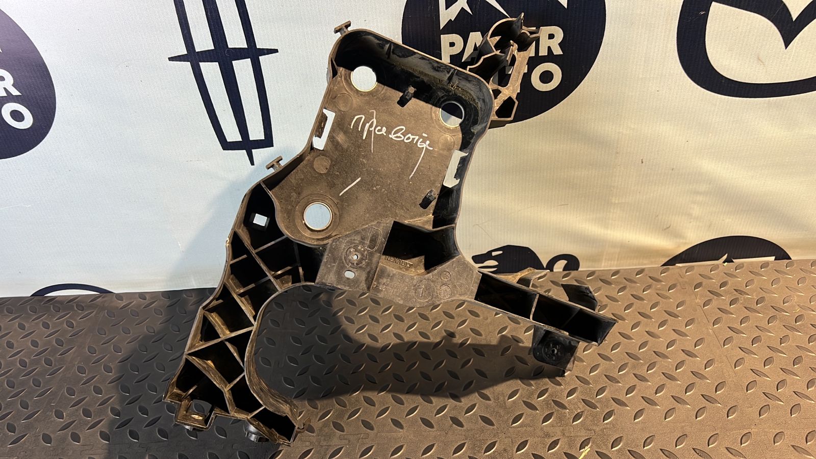 Кронштейн фары правый Renault Megane/2 2002-2009