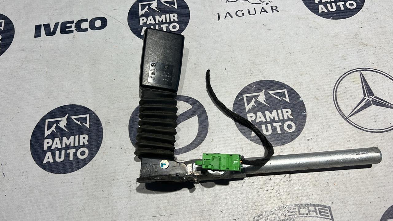 Ответная часть ремня безопасности задняя правая Mercedes C/W203 2000-2008