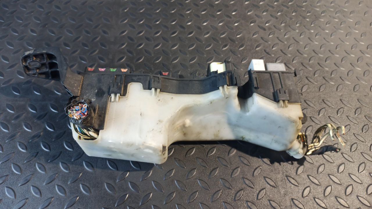 Блок предохранителей Toyota Avensis/2 2003-2009