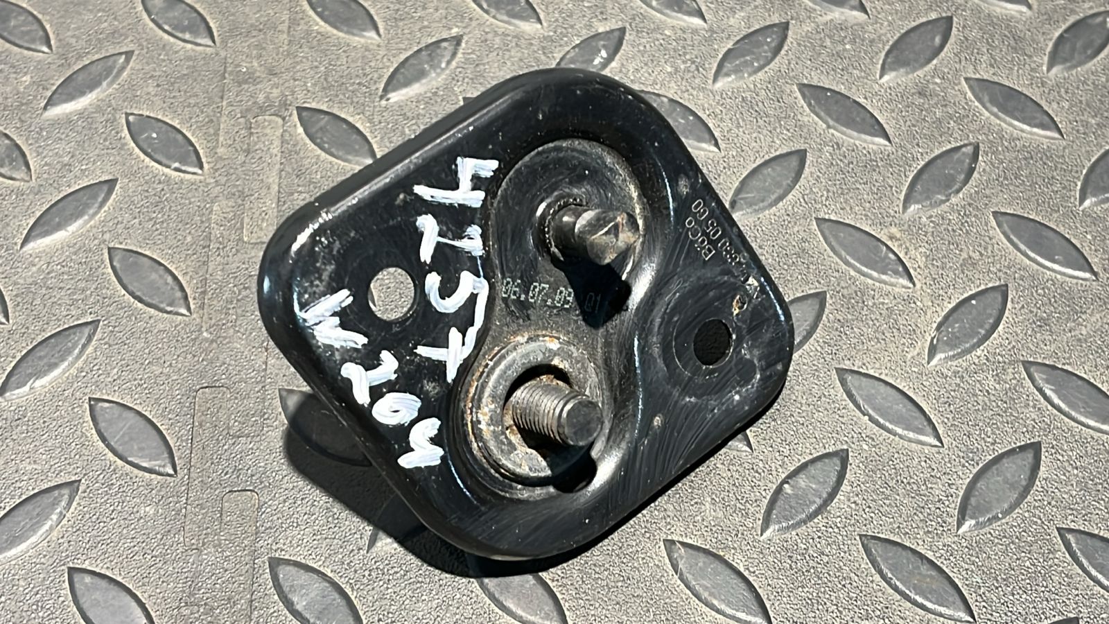 Ответная часть замка капота Mercedes C/W204 2006-2015