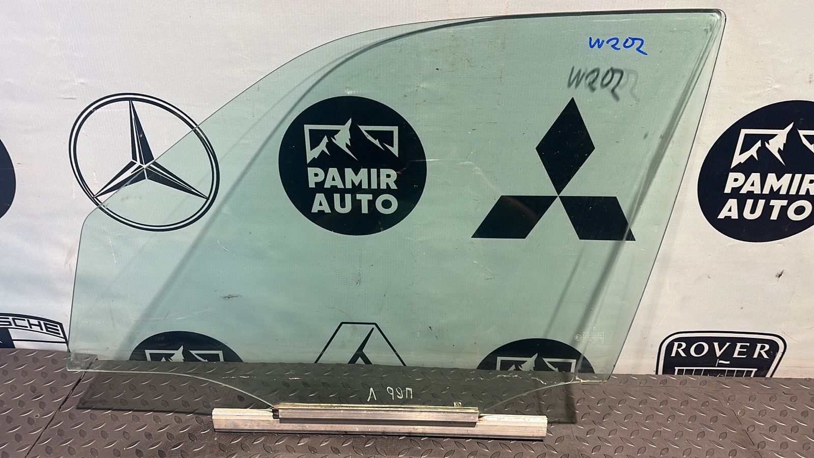 Стекло двери переднее левое Mercedes C/W202 1993-2001