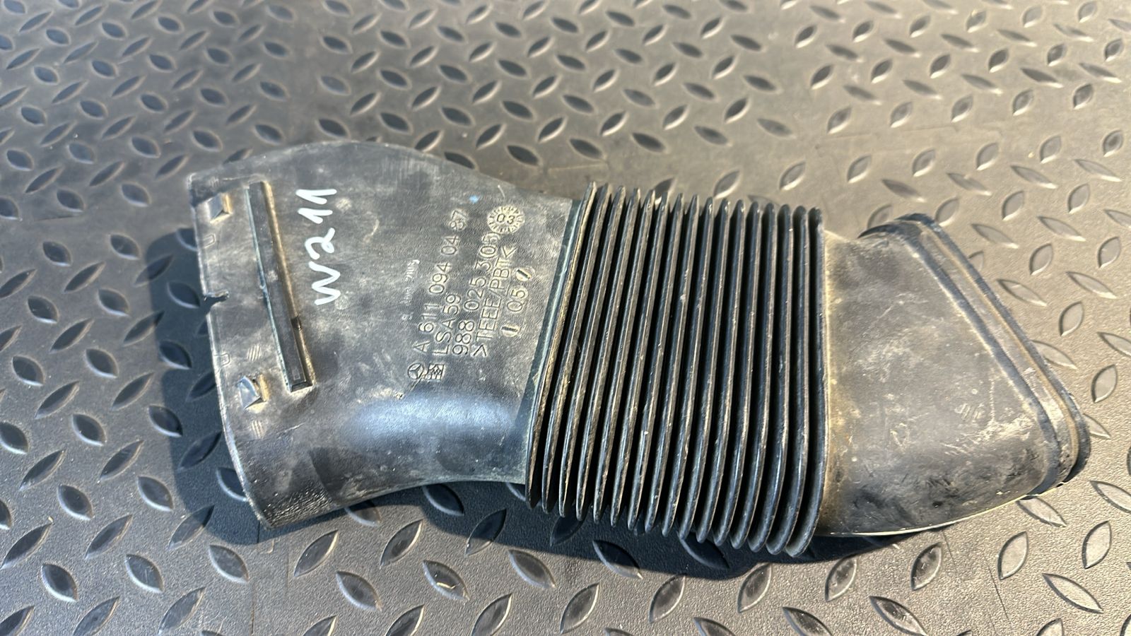 Патрубок воздушного фильтра Mercedes E/W211 2002-2009