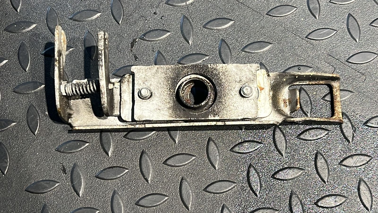 Замок капота Mercedes Vito/W639 2003-2014