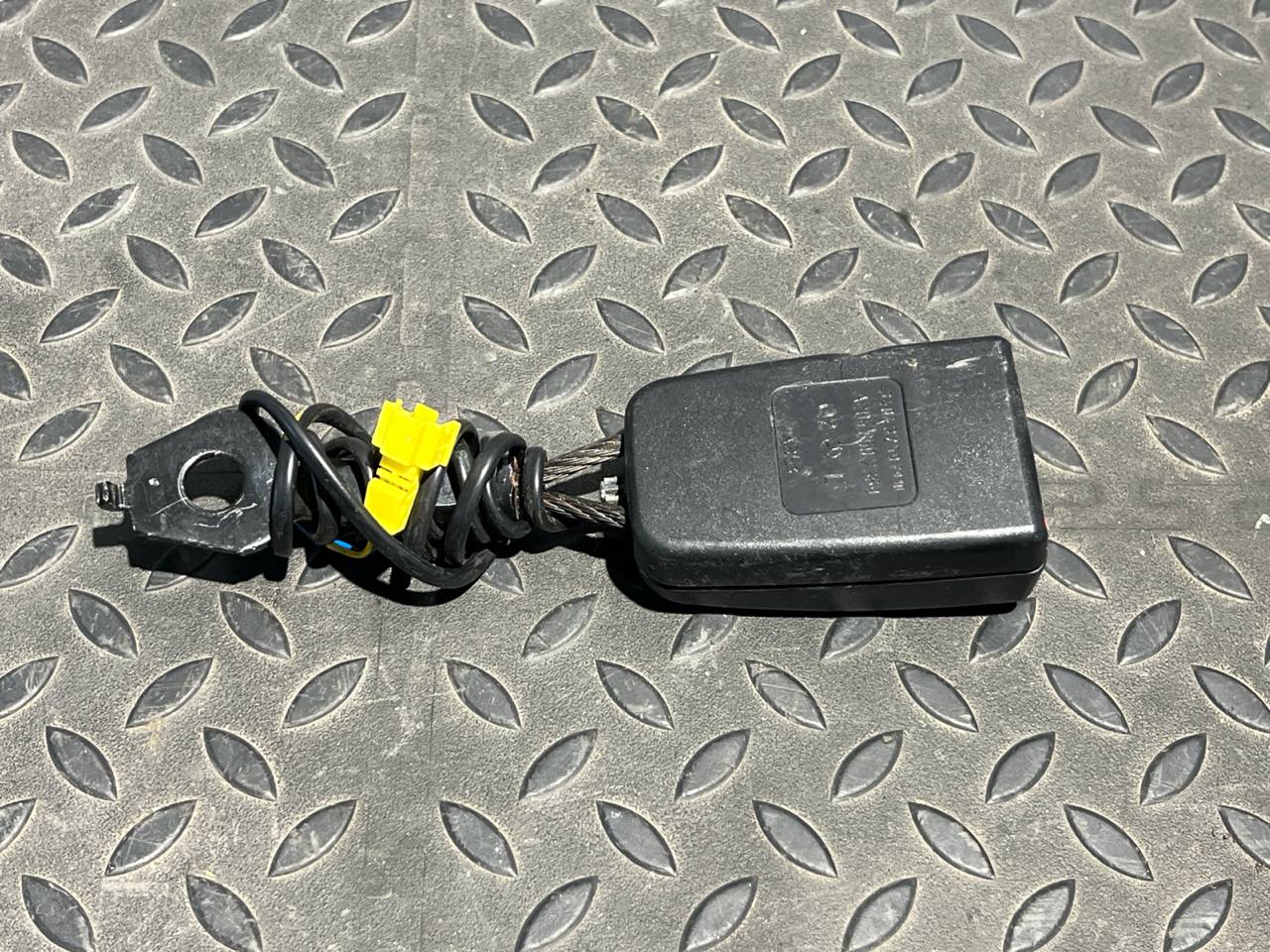 Ответная часть ремня безопасности передняя левая Mercedes C/W204 2006-2015