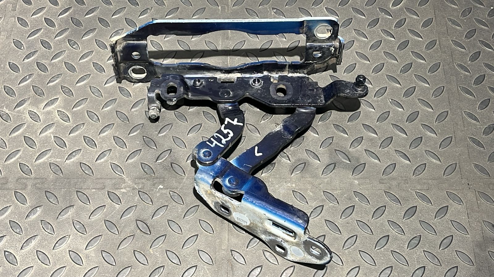 Петля капота левая Mercedes C/W204 2006-2015