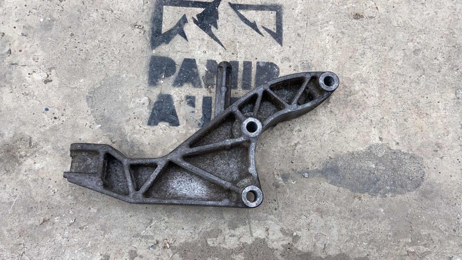 Кронштейн двигателя Opel Zafira/B 2005-2014