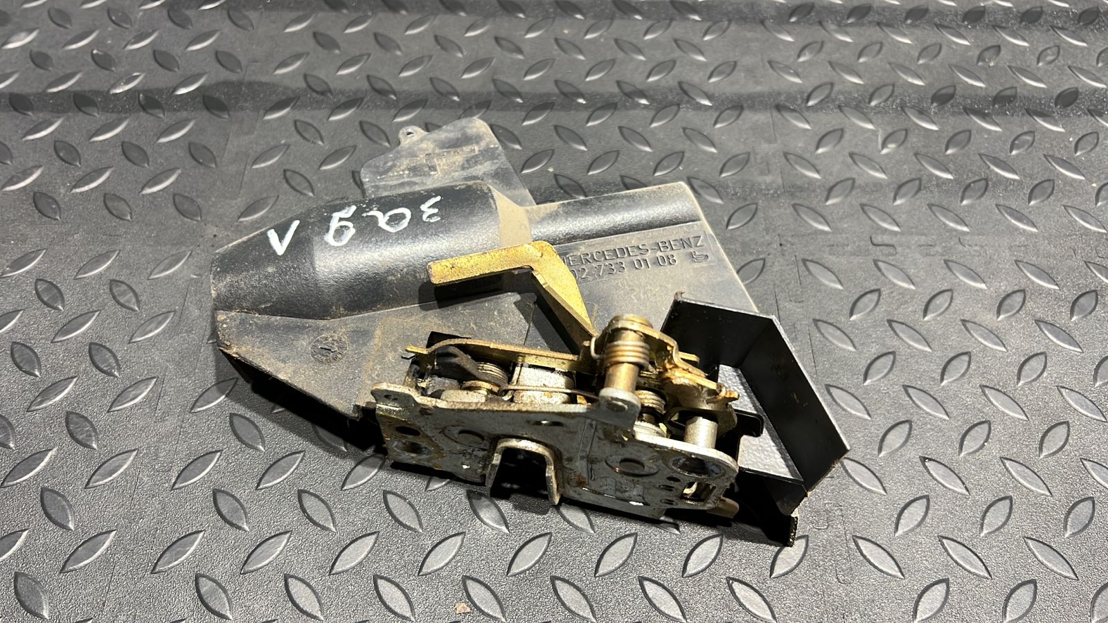 Замок двери задний левый Mercedes C/W202 1993-2001