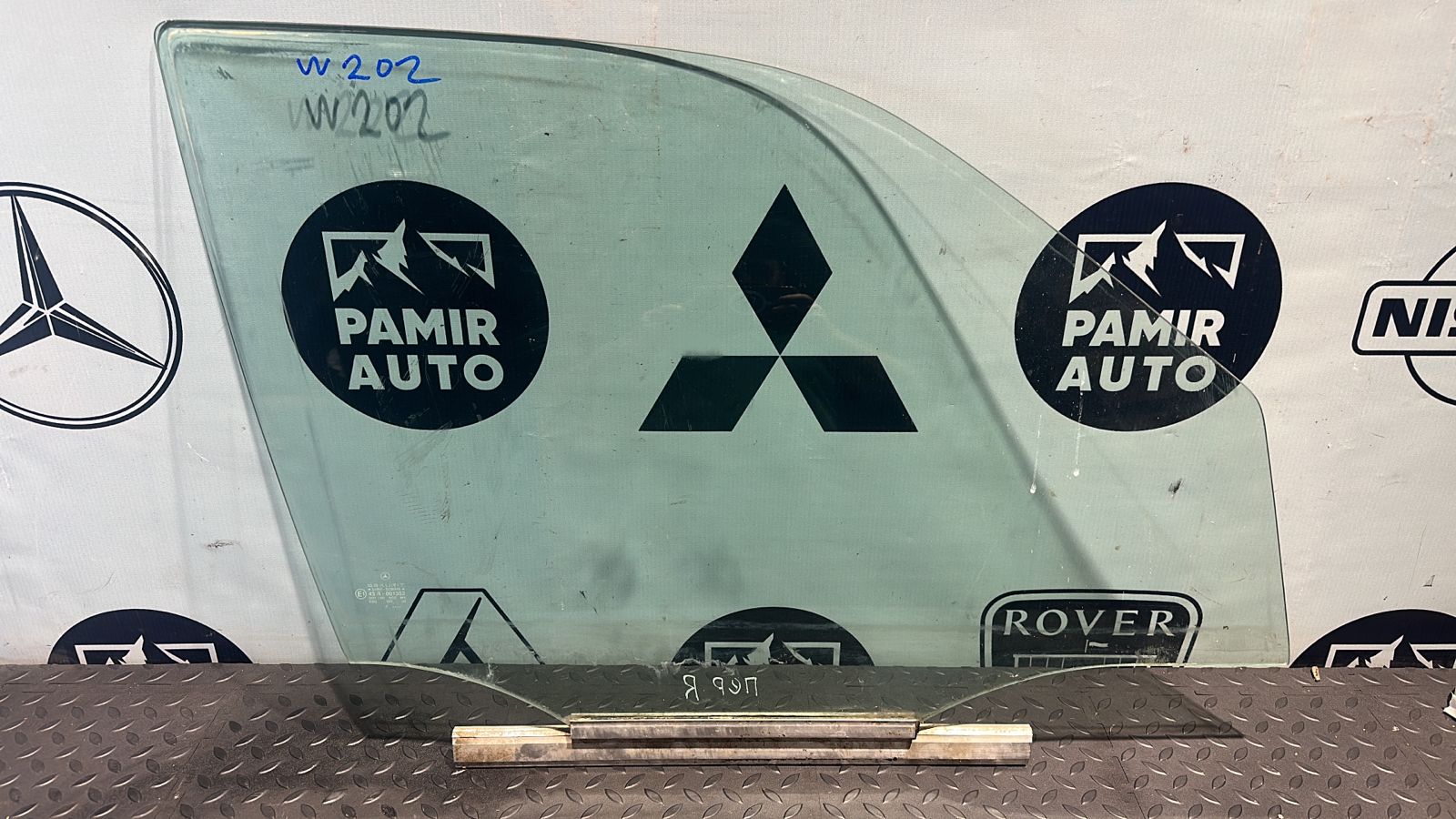 Стекло двери переднее правое Mercedes C/W202 1993-2001