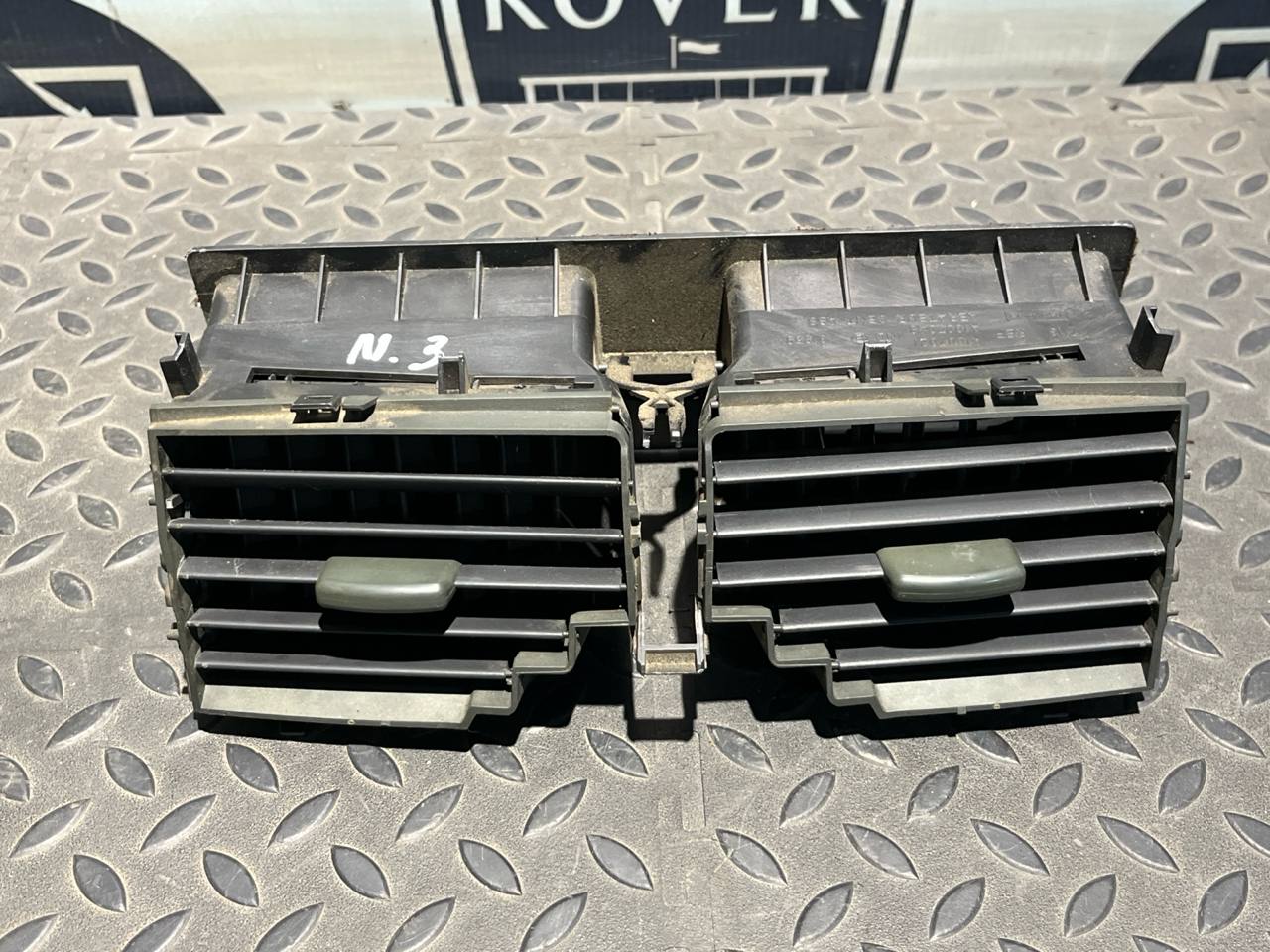 Дефлектор воздушный центральный Renault Megane/2 2002-2009