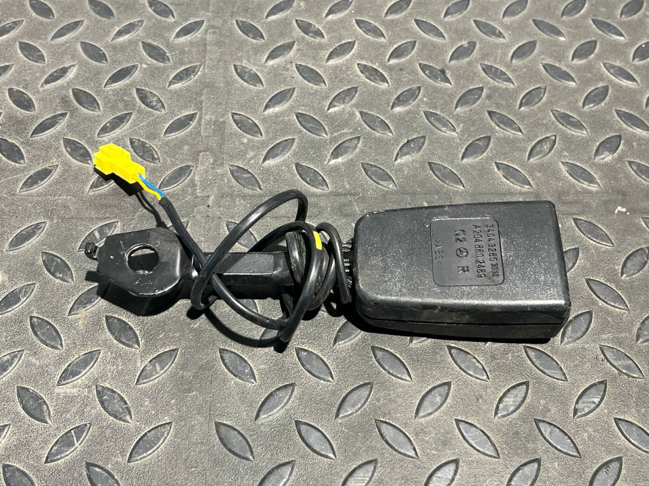 Ответная часть ремня безопасности передняя правая Mercedes C/W204 2006-2015