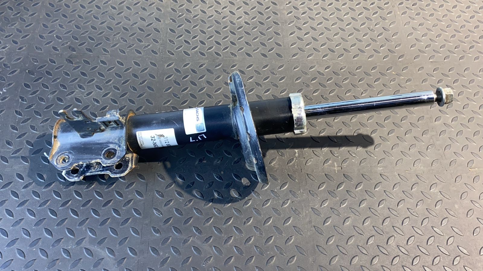 Амортизатор передний левый Opel Signum 2003-2008