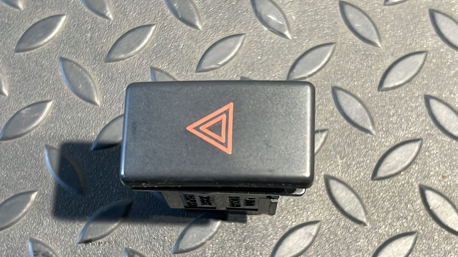 Кнопка аварийной сигнализации Toyota Avensis/2 2003-2009