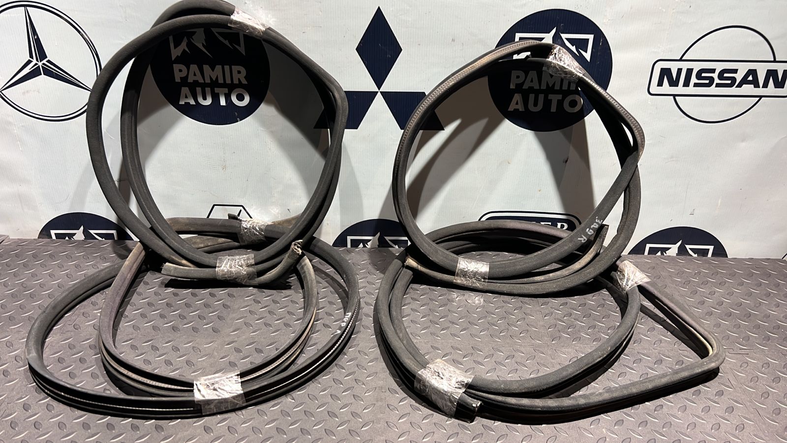 Уплотнитель двери C/W202 1993-2001