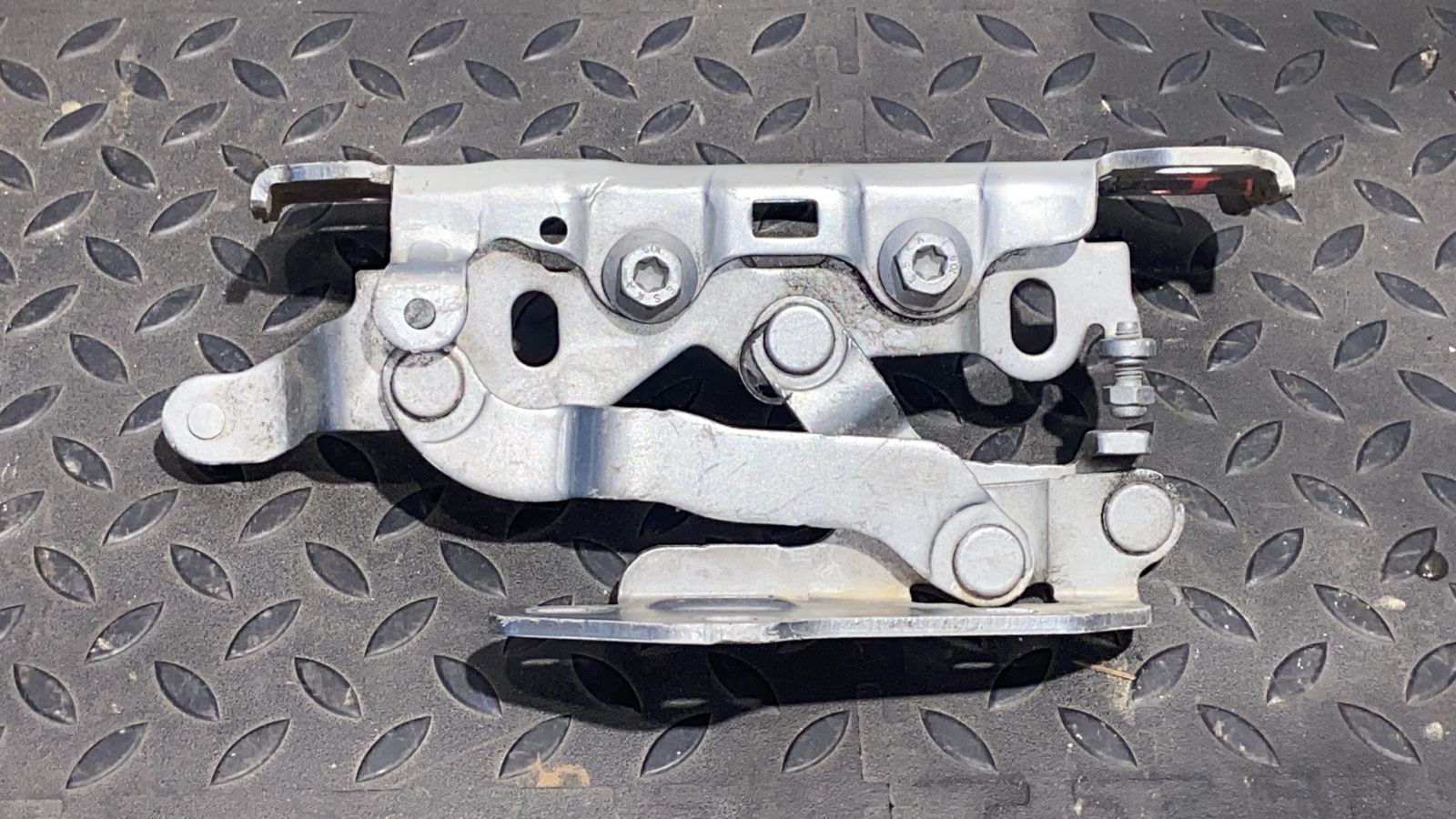 Петля капота левая Mercedes C/W204 2006-2015