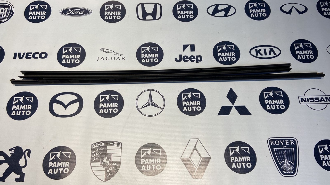 Уплотнитель двери передний правый Ford C-Max 2003-2010