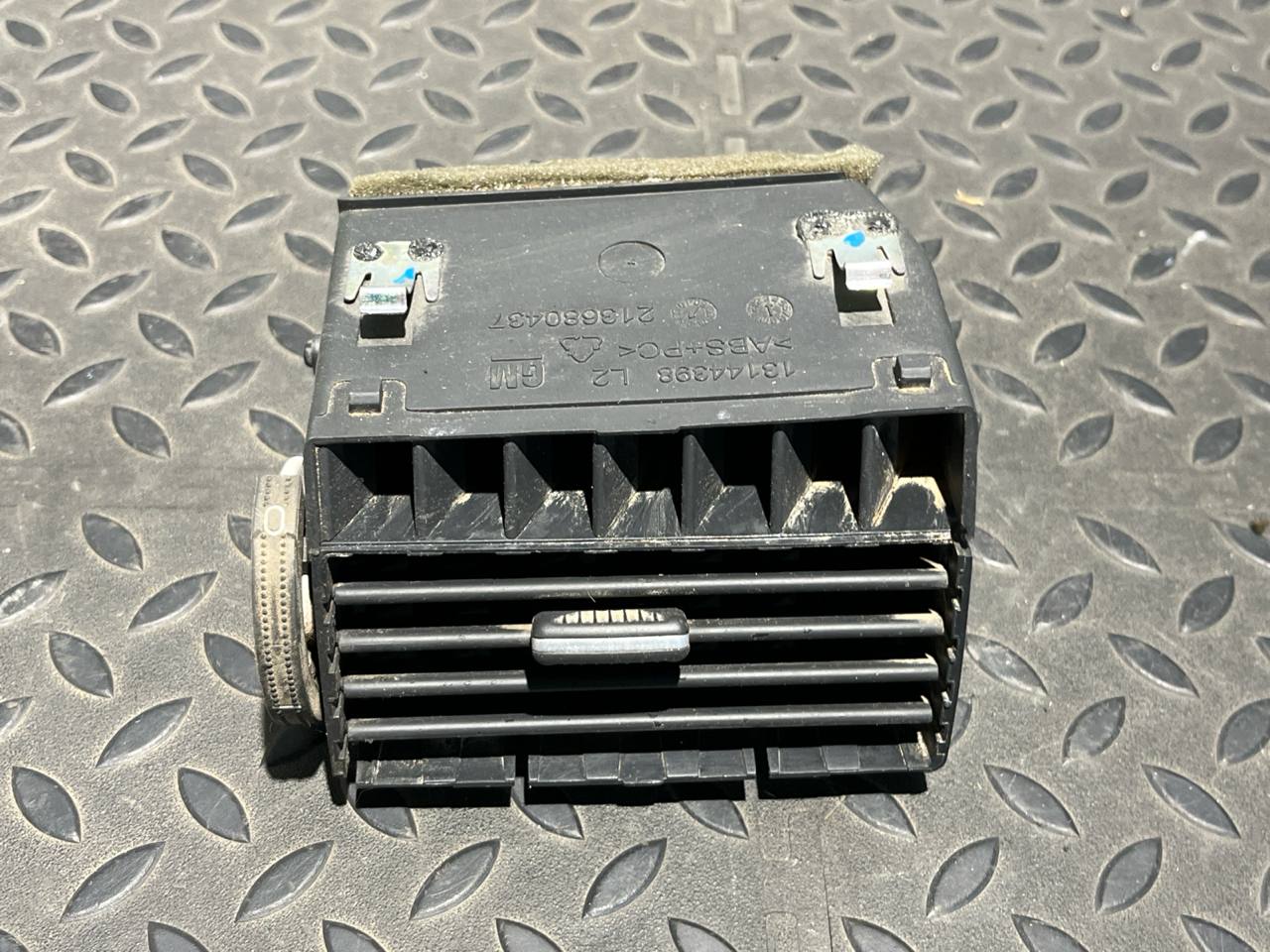 Дефлектор воздушный левый Opel Zafira/B 2005-2014