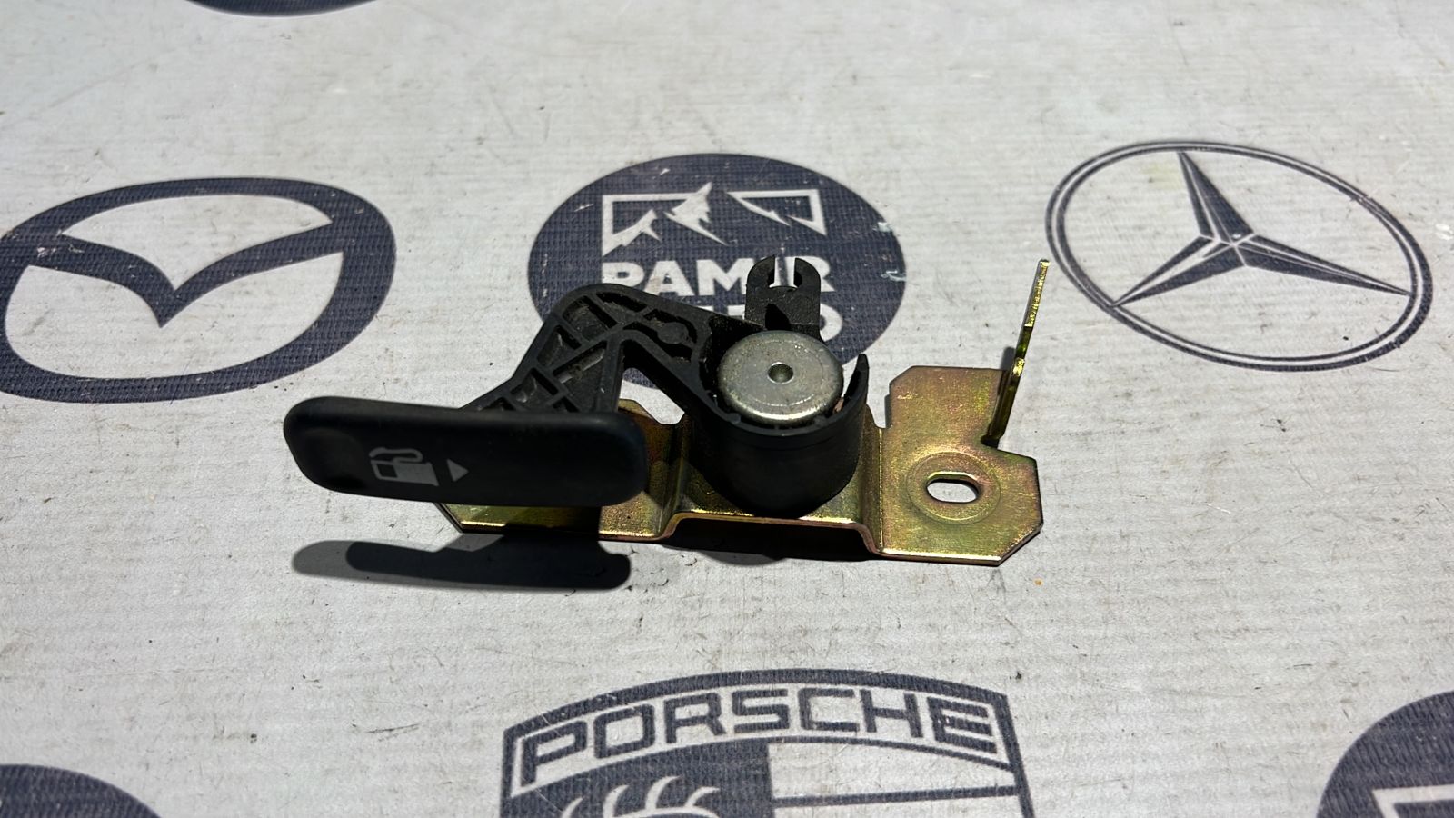 Ручка открывания лючка бензобака Ford Mondeo/3 2000-2007