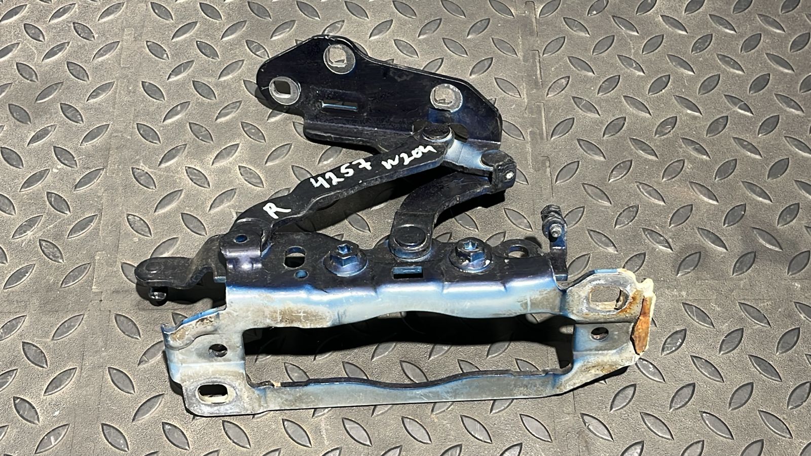 Петля капота правая Mercedes C/W204 2006-2015