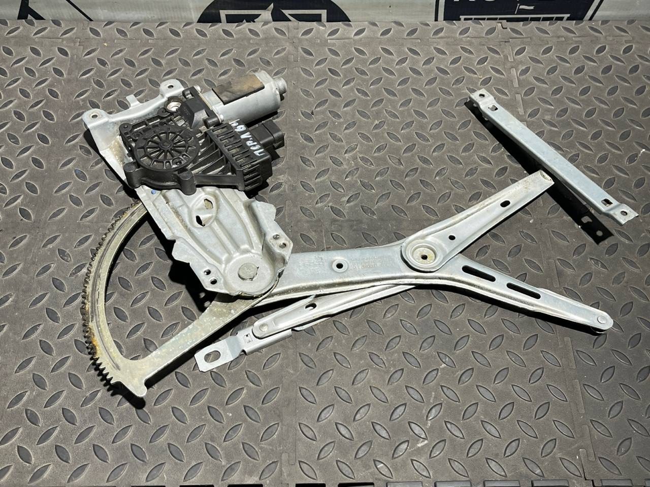 Стеклоподъемник передний левый Opel Astra/H 2004-2014