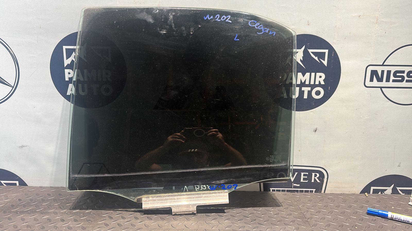 Стекло двери заднее левое Mercedes C/W202 1993-2001