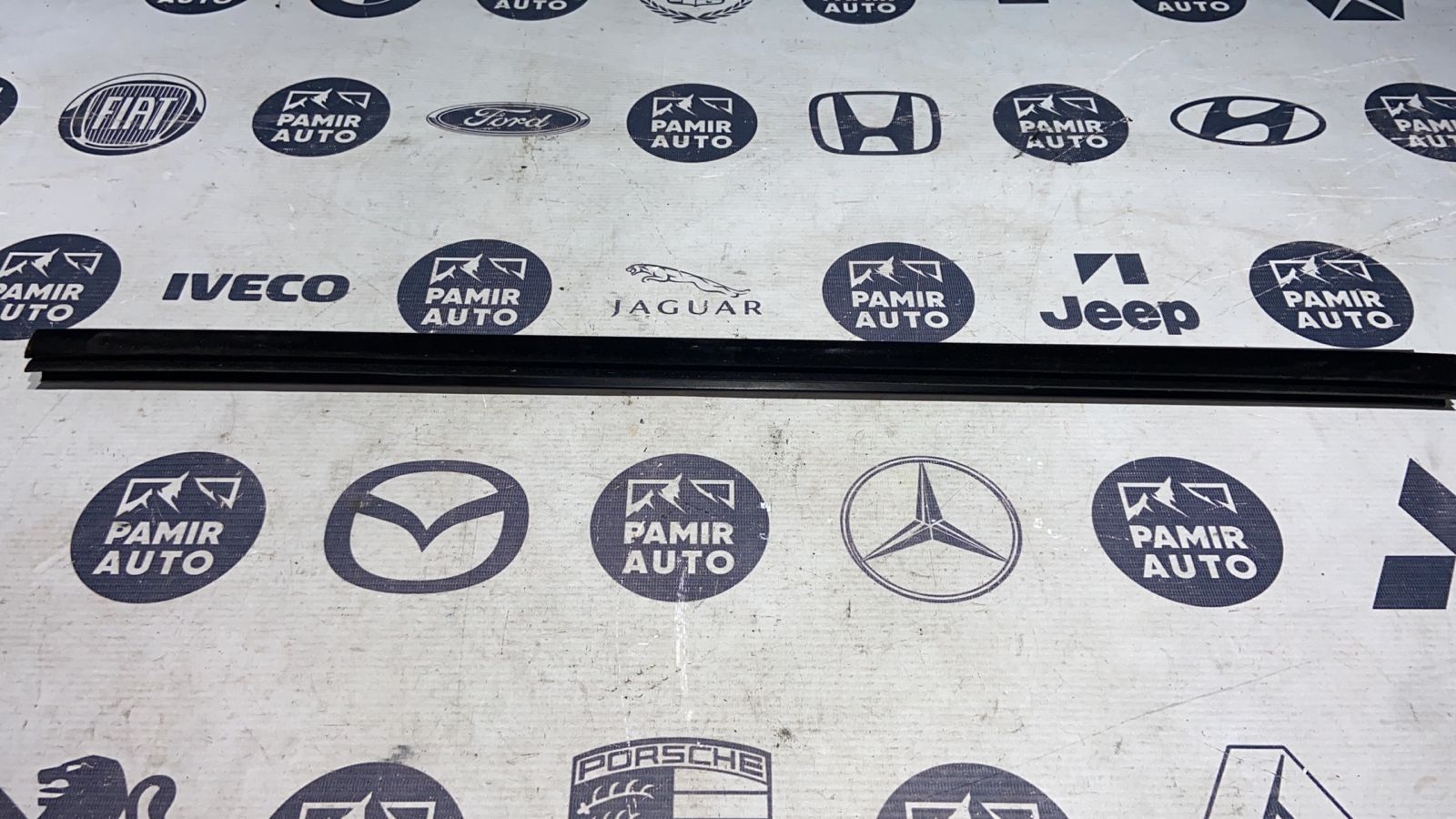 Уплотнитель двери передний левый Mercedes E/W211 2002-2009