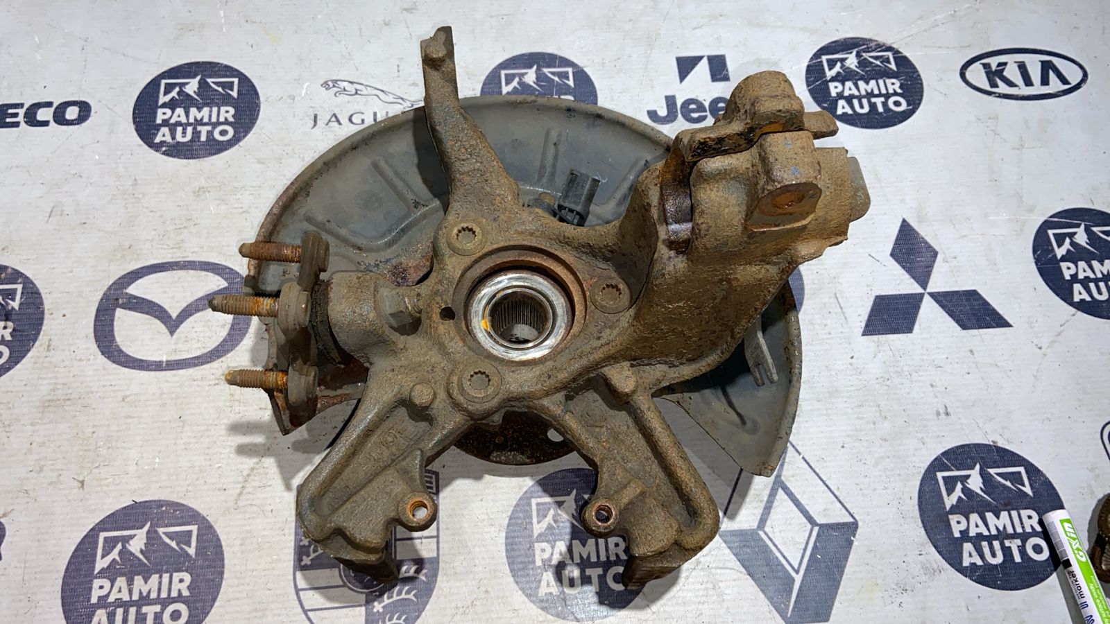 Кулак поворотный передний левый Volkswagen Golf/5 2003-2009