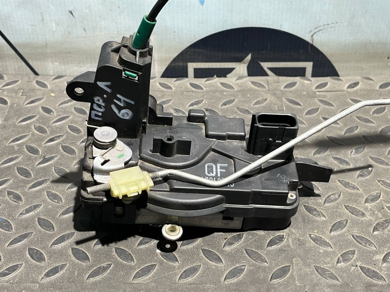 Замок двери передний левый Opel Astra/H 2004-2014