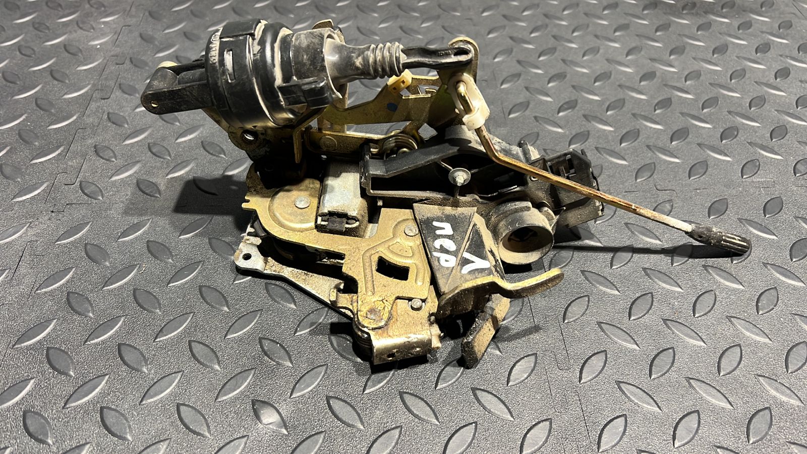 Замок двери передний левый Mercedes C/W202 1993-2001