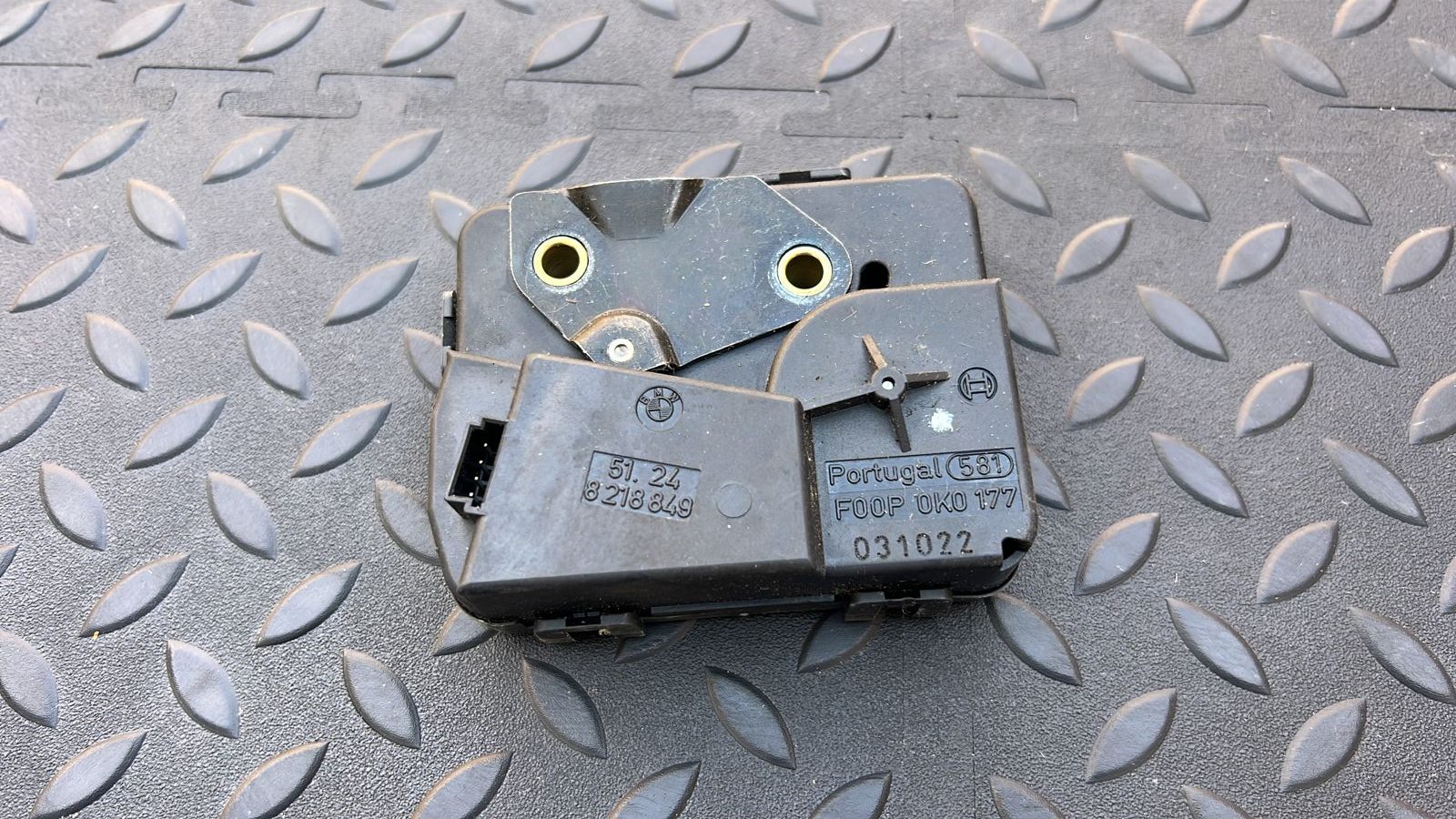 Замок стекла двери багажника BMW 3/E46 1998-2007