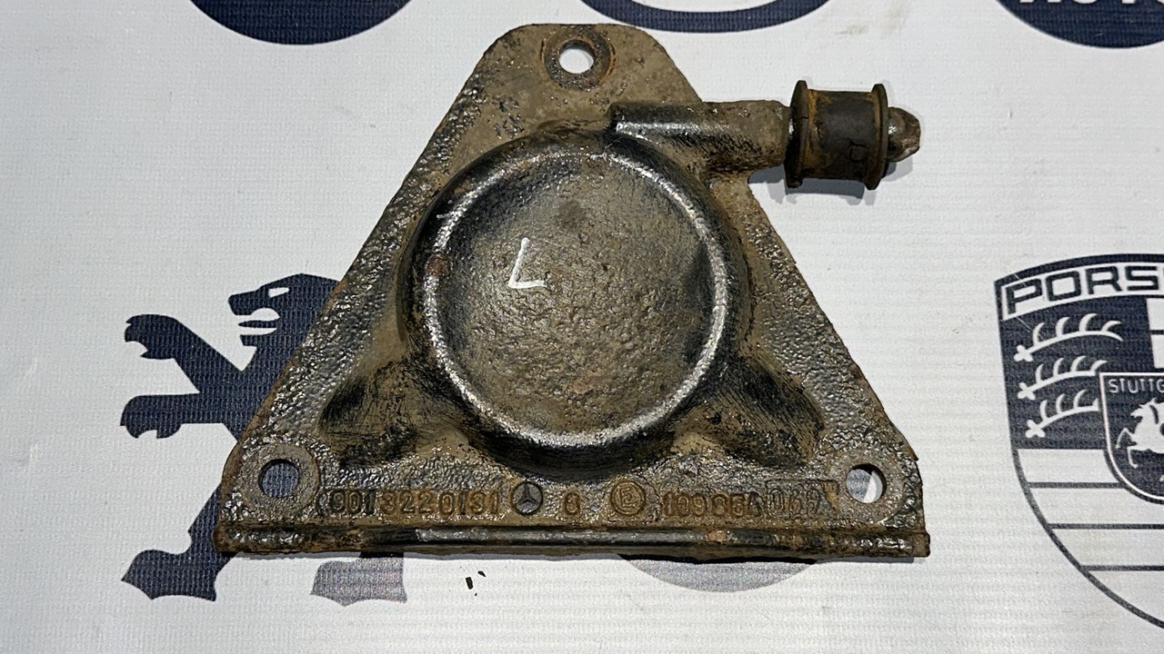 Кронштейн крепления переднего стабилизатора левый Mercedes Sprinter/W901-W909 1995-н.в.