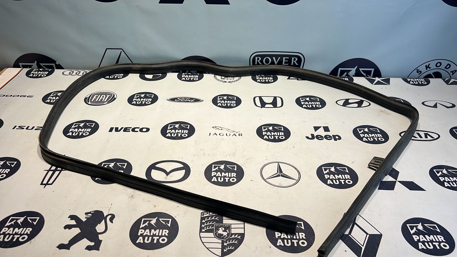 Уплотнитель капота Mercedes E/W211 2002-2009